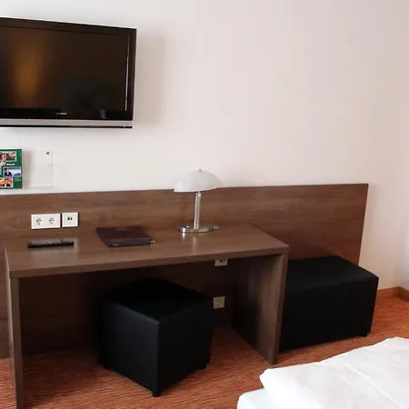 מלון Altstadthotel Arch 4*