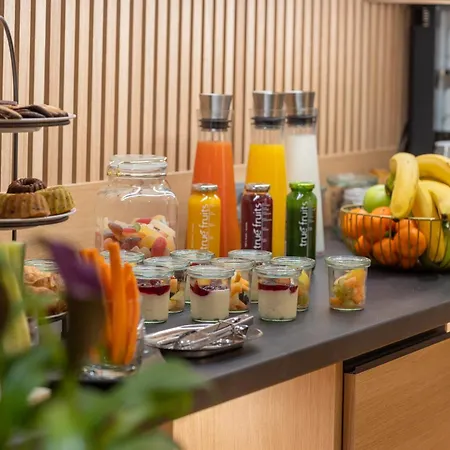 מלון Altstadthotel Arch 4*