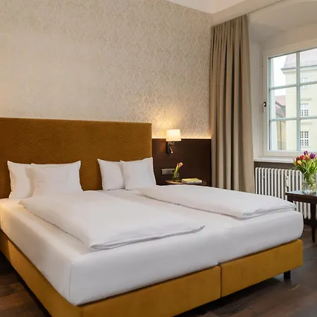 מלון Altstadthotel Arch 4*