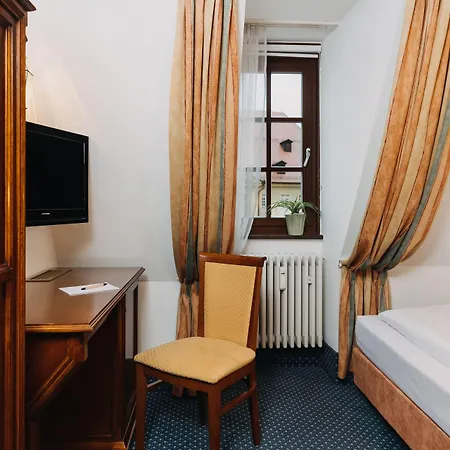 מלון Altstadthotel Arch 4*