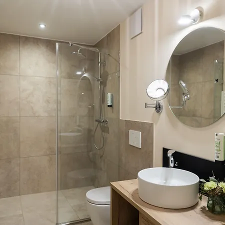 מלון Altstadthotel Arch 4*